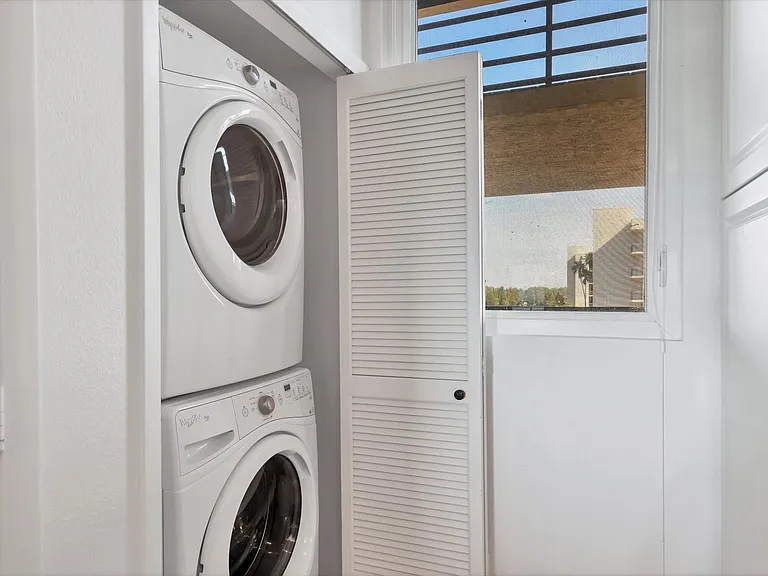 In-unit washer/dryer closet