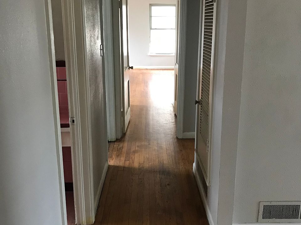 Hallway access to BR's and BA's
