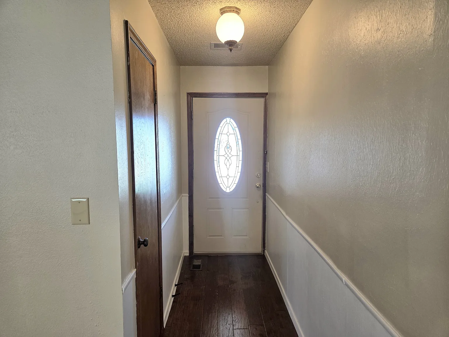 904 E Hills Dr - 1 — Photo 2