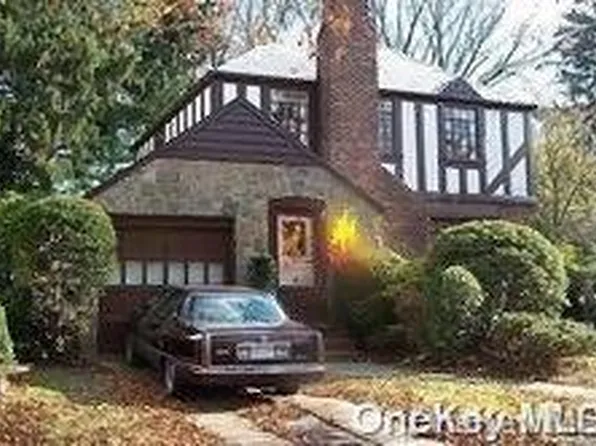 7 Catalpa Lane, Valley Stream, NY 11581