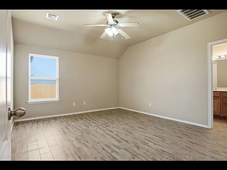 605 E Linden Ln — Photo 9
