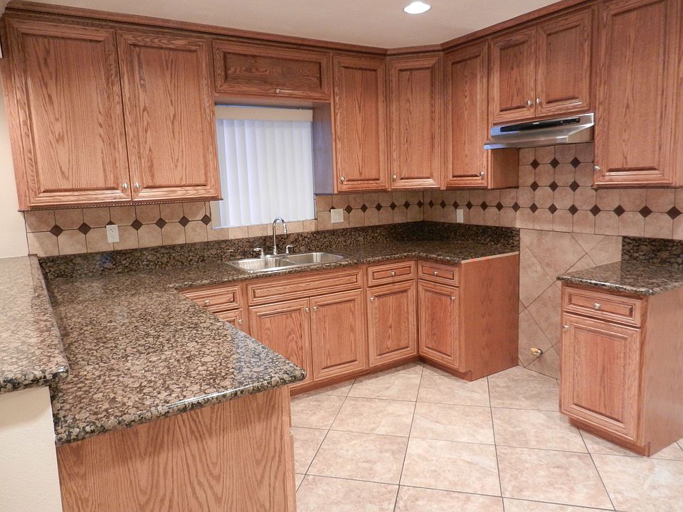 LARGE KITCHEN, GRANITE, OAK CABINETS.