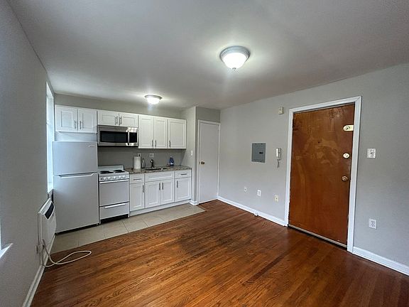 3rd image of 3416 Spring Garden St #32