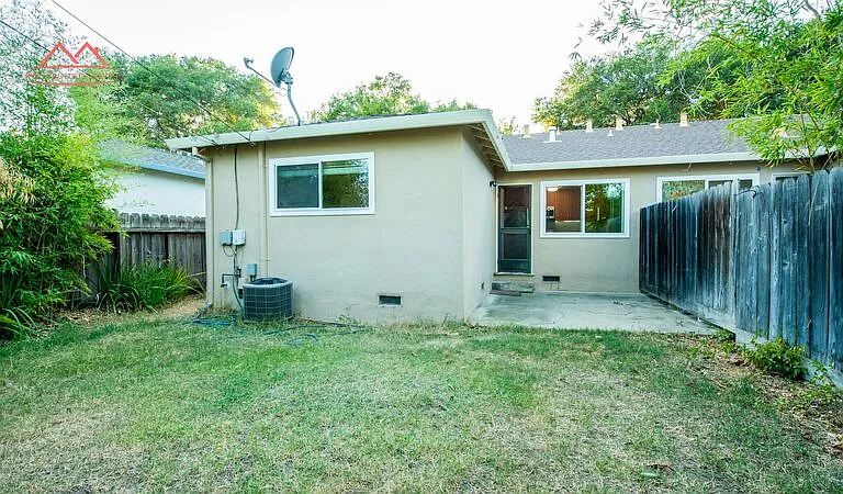 868 Miller Ave — Photo 16