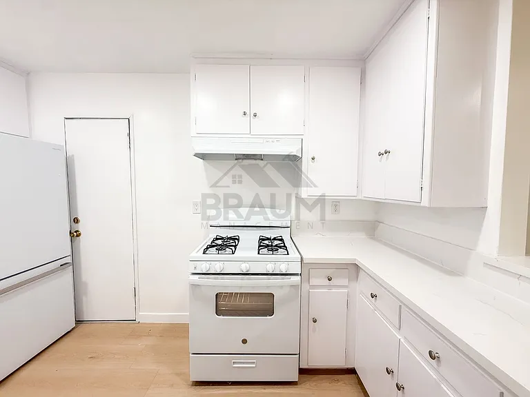 6041 WHITSETT — Photo 13