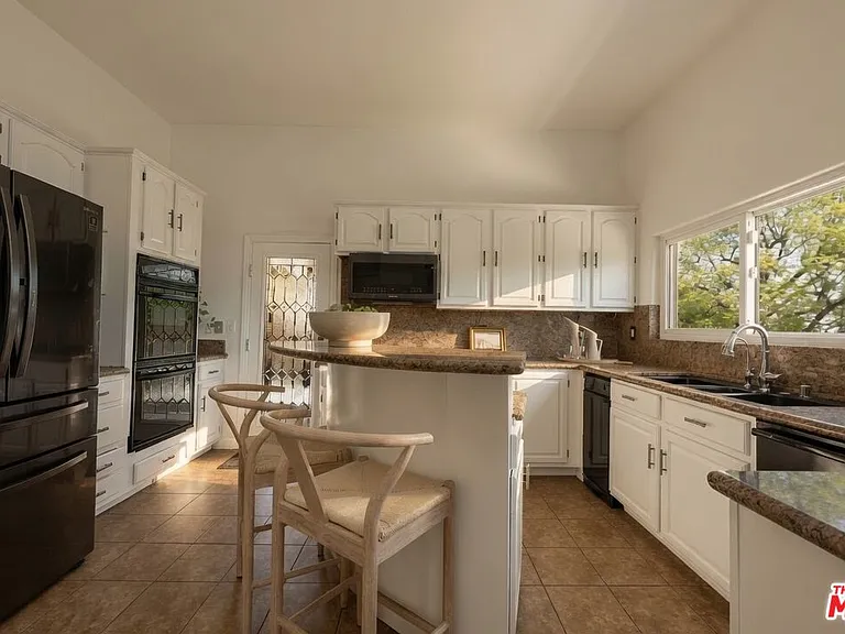 15330 Del Gado Dr — Photo 8