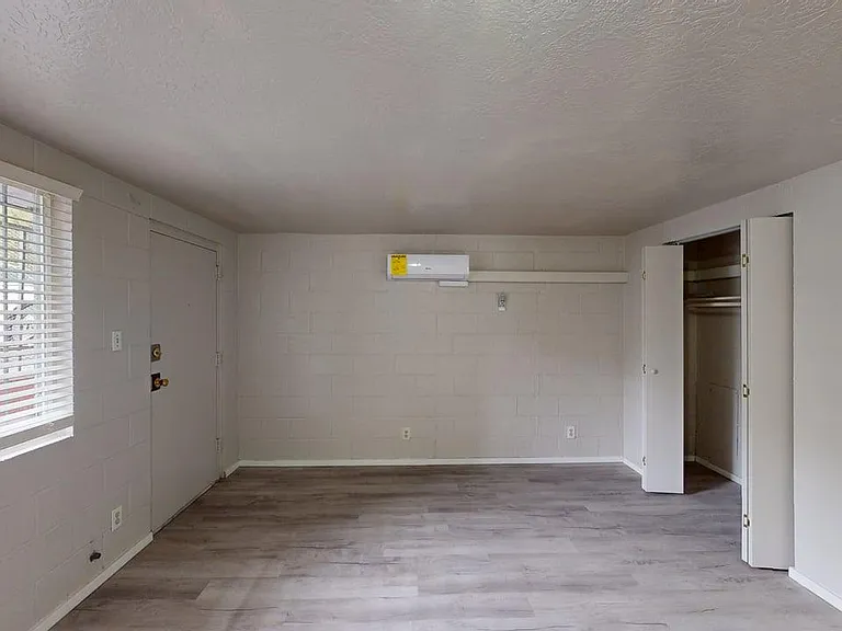 Totally Renovated Studios 2 Blocks To UNM — Photo 25