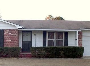 3208 Old Oak Ln, Hope Mills, NC 28348