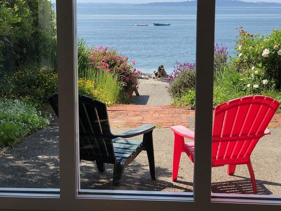 Living right ON SANDY PRIVATE BEACH.
Private patio, gardens, sandy yard & tidelands.