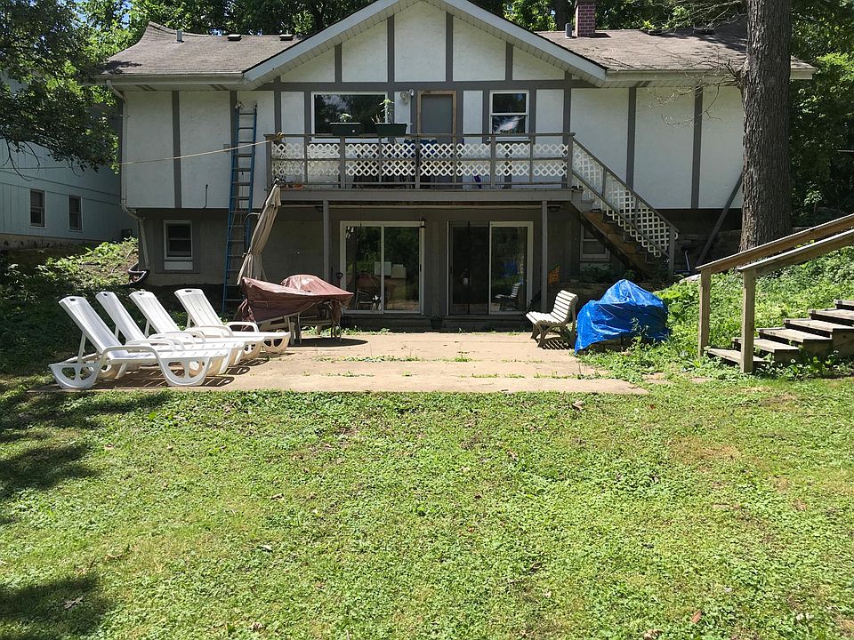 Shared patio and yard. Has grill for common use for upper and lower units