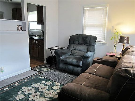 2nd image of 1601 Grove Dr