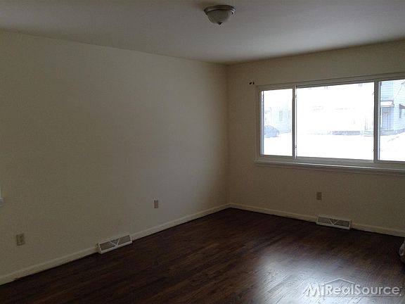 5th image of 127 E Barrett Ave