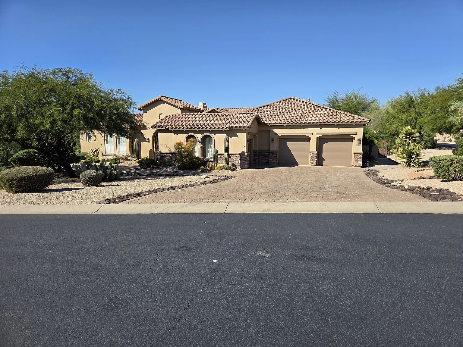 4 bed, 4.5 bath, 4820 sqft, $15,500 — Photo 1