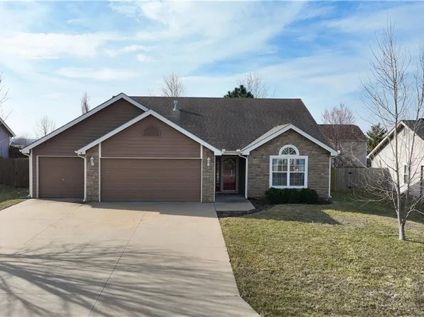 305 W 26th Ln, Eudora, KS 66025