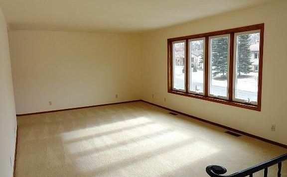 4th image of 2363 Oakridge Dr E