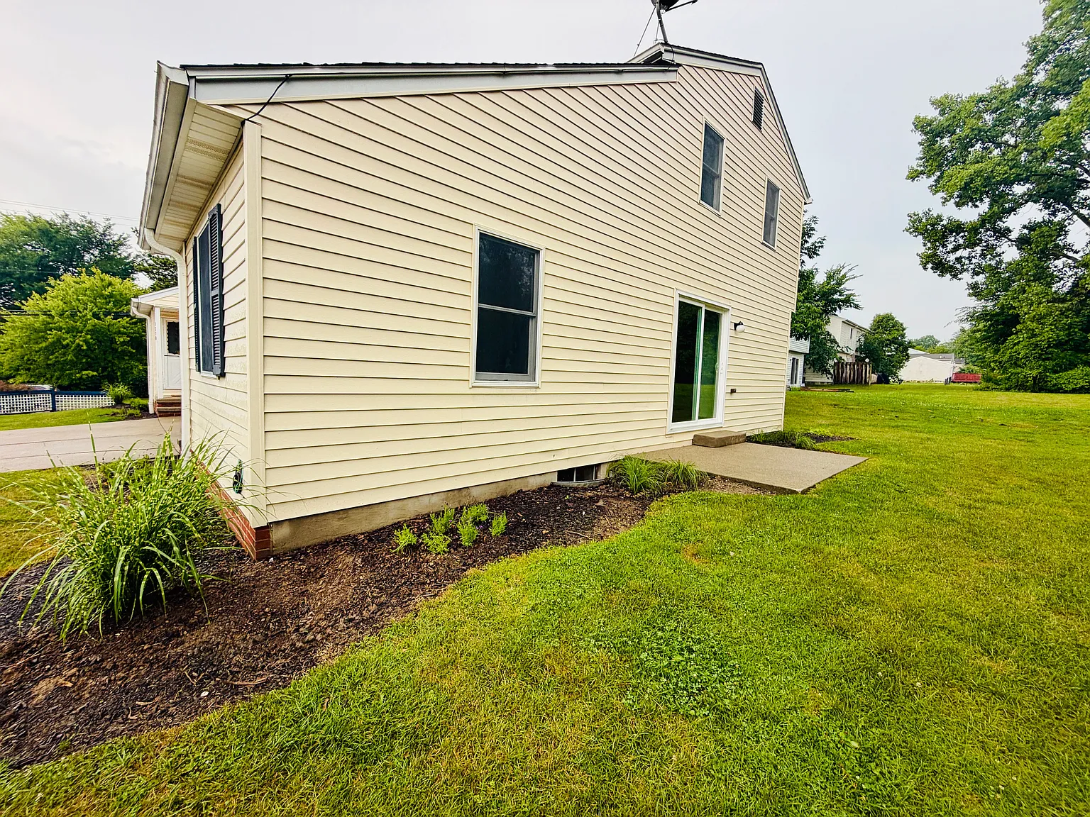 3 bed, 1.5 bath, 1243 sqft, $2,250 — Photo 2