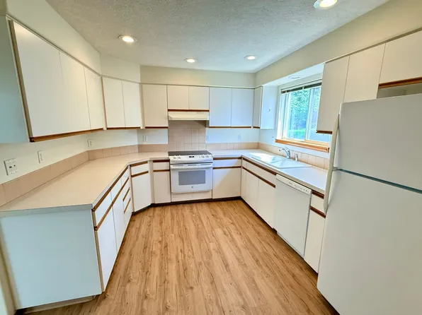 Large 980sq. 1 bedroom apartment with attached garage plus 1 parking space, 1206 SW 257th Ave, Troutdale, OR 97060