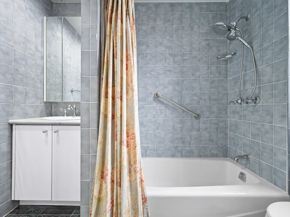 325 East 57th Street image 10 of 12