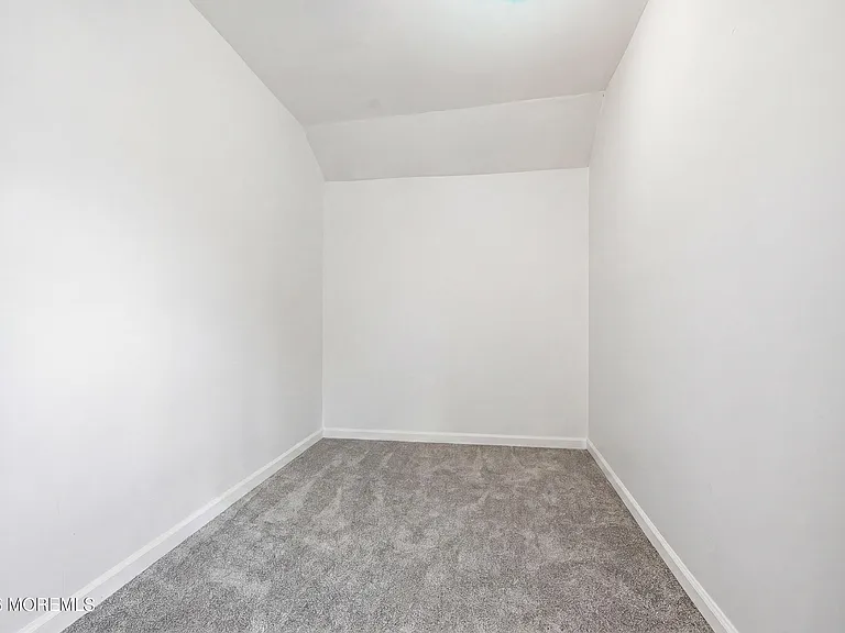 970 Van Court Ave — Photo 34