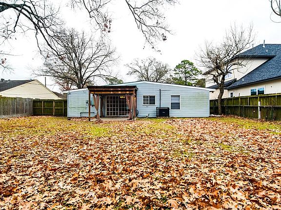 3rd image of 1651 Woodvine Dr