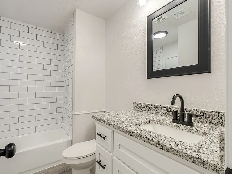 11715 N Francis Ave — Photo 16