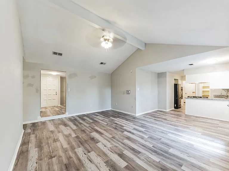 700 Meadowglen Dr — Photo 11