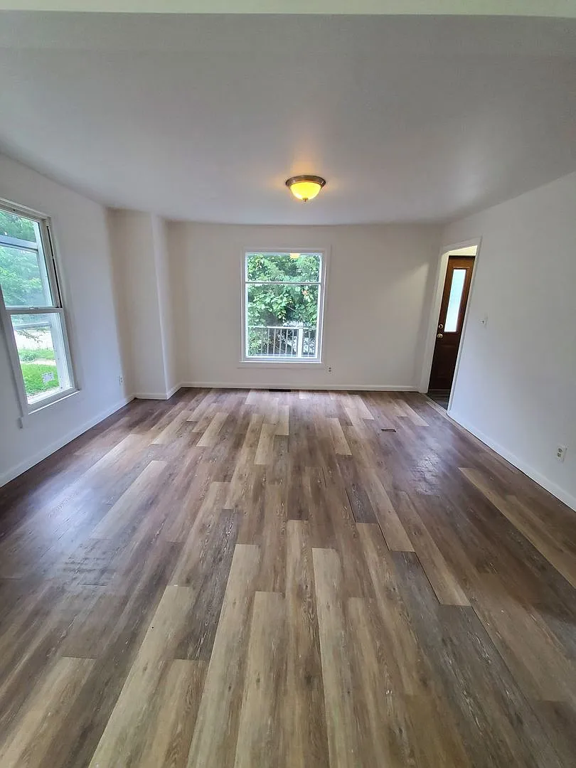 3 Bedroom Single Family — Photo 2
