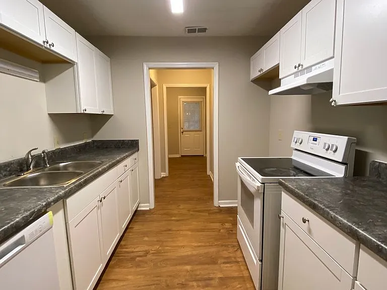 115/117 Oak Park Ct — Photo 1