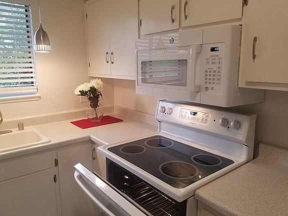 5th image of 342 E Saint Charles St #25