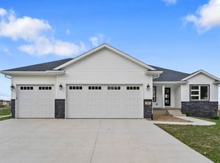 196 Eagle Ridge Dr, Waverly, IA 50677