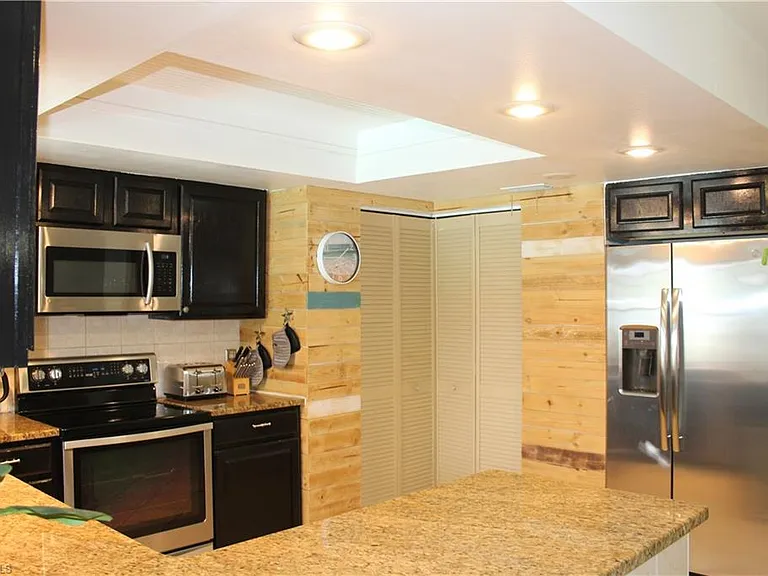 1025 NE Van Loon Ln — Photo 13