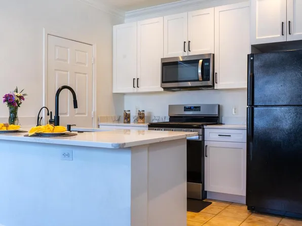 19623 Galway Bay Cir APT 202, Germantown, MD 20874