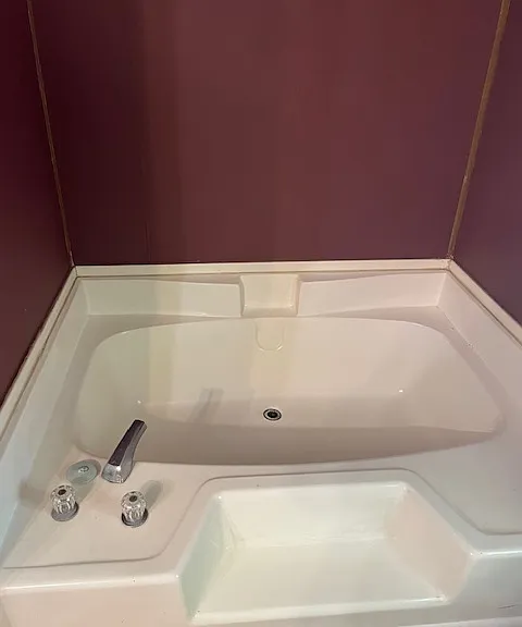 Master Bathroom jacuzzi tub.