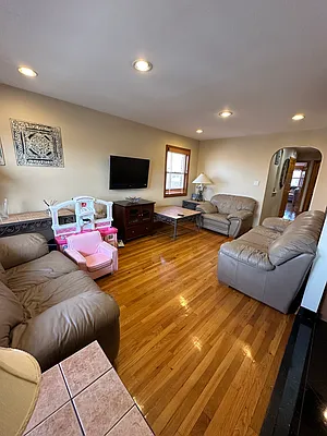 Rented by ERNY LLC | media 25