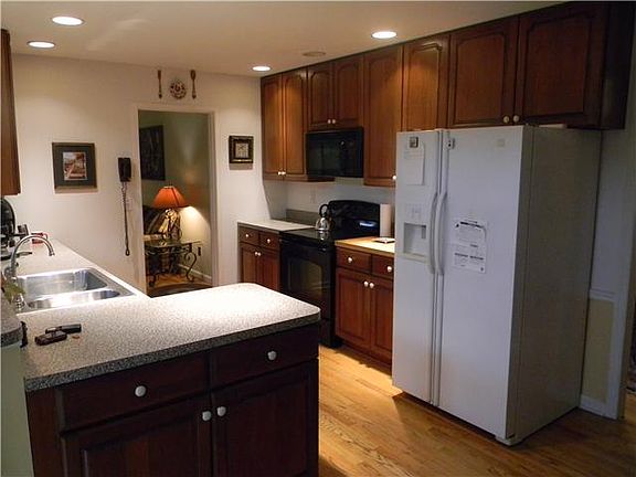 KITCHEN, HARDWOOD FLOOR