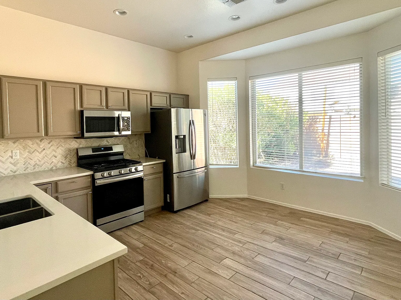 4 bed, 1983 sqft, $2,250 — Photo 4