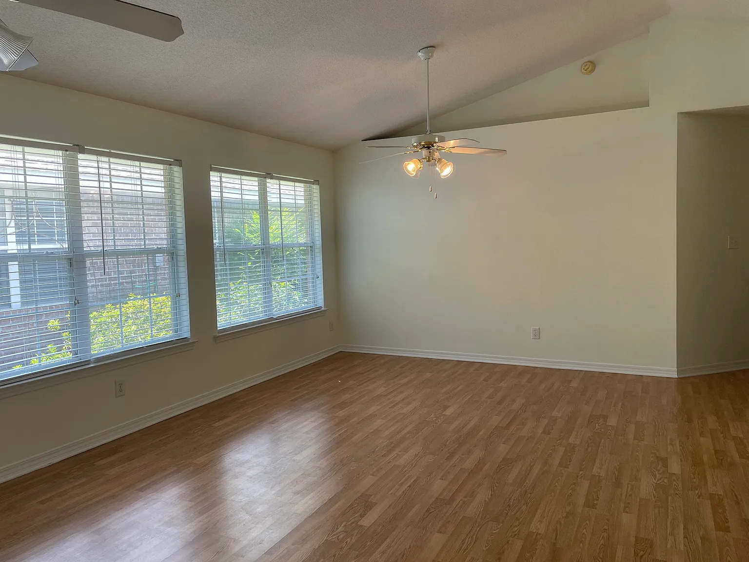 Available Mid November Move-In! 3 Bed/2 Bath In Fairhope — Photo 4