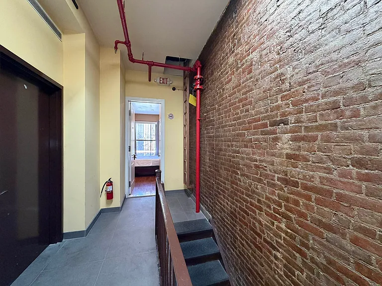 365 W 46th St #301 — Photo 9