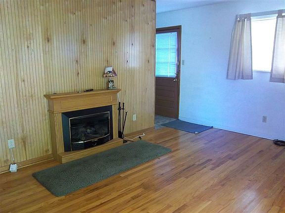 4th image of 909 Gaston St
