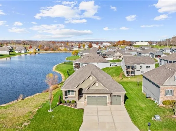 1104 SW 8th St, Oak Grove, MO 64075