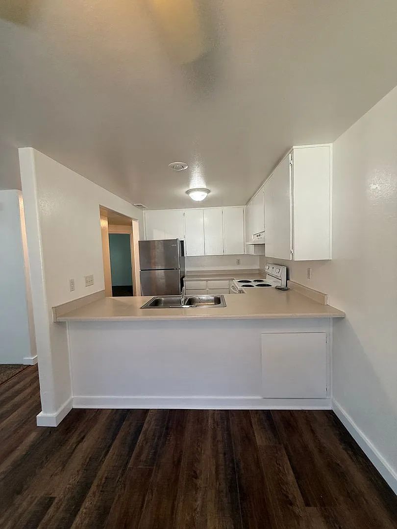754 N Riverside Ave — Photo 2