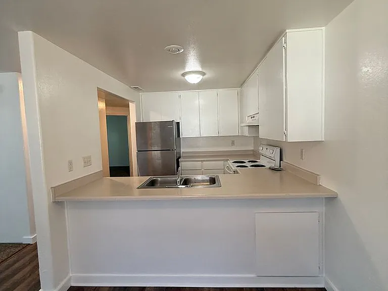 754 N Riverside Ave — Photo 2