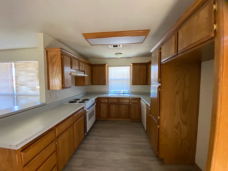 1109 Sterling Dr — Photo 4