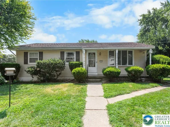 9 W 5th St, Nazareth, PA 18064