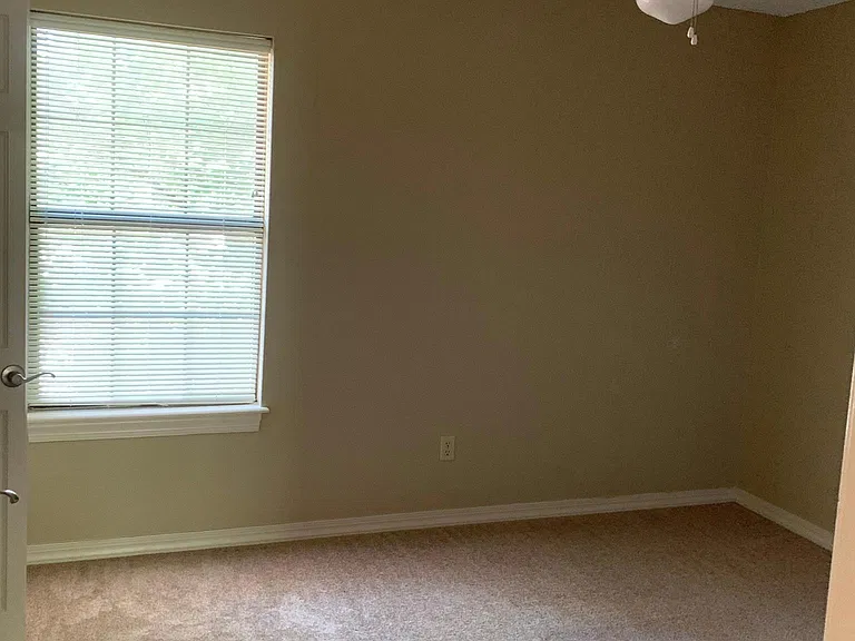 1370 N Oakland Ave — Photo 16
