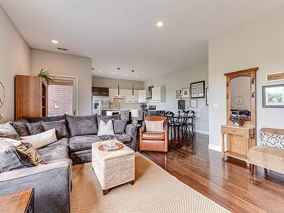 5th image of 622 N Rockwell St APT 302