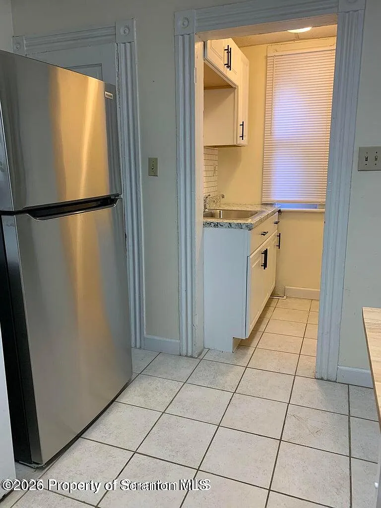 3 bed, 1.0 bath, 1204 sqft, $1,200 — Photo 2