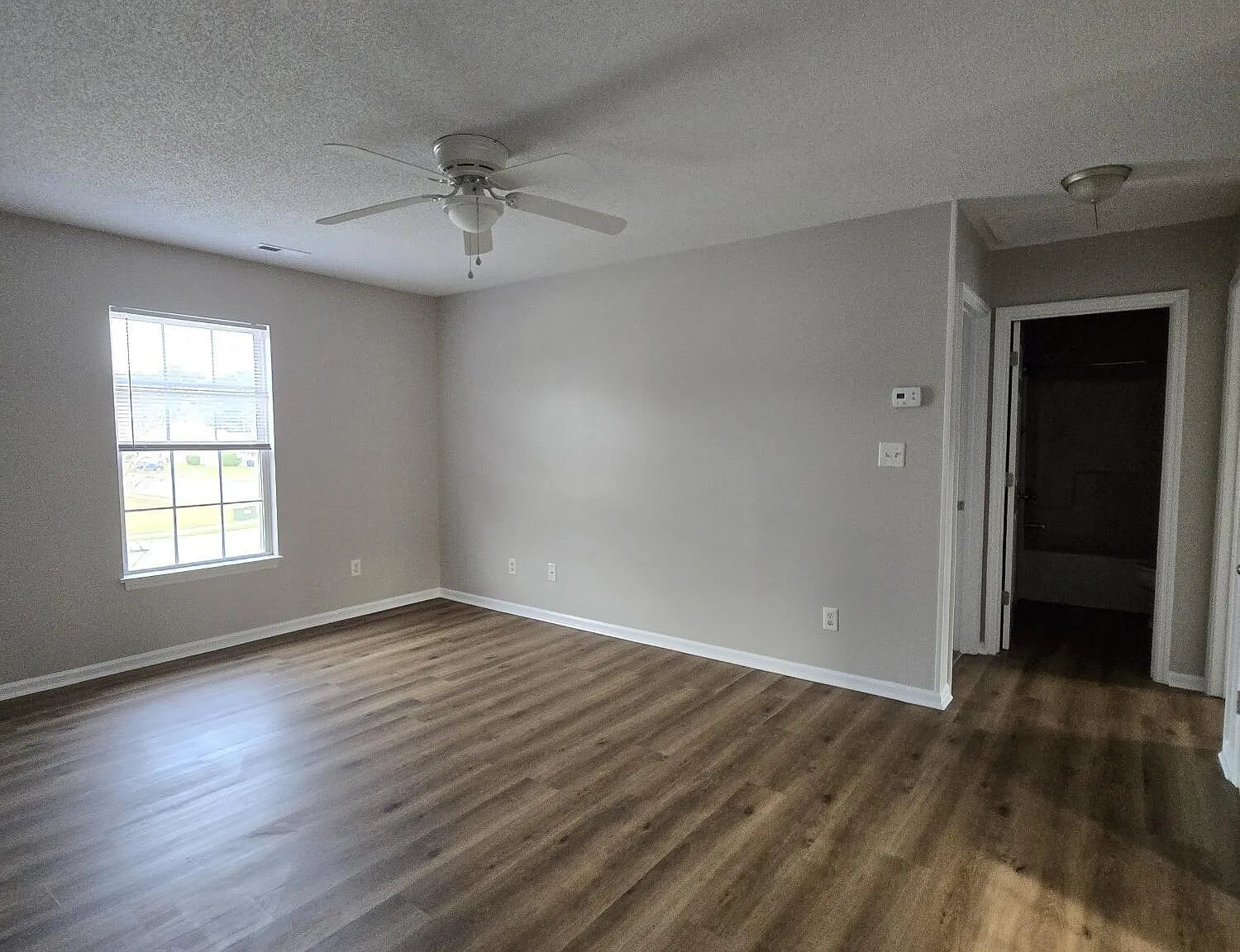 2 bed, 1.0 bath, $1,095 — Photo 3