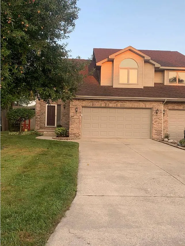 275 E Braeburn — Photo 2