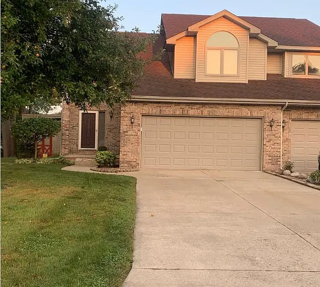 275 E Braeburn — Photo 2
